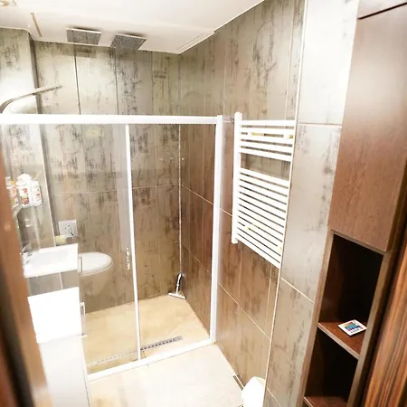 Modern 2br Near Park With Ac & Free Parking 아파트 부다페스트
