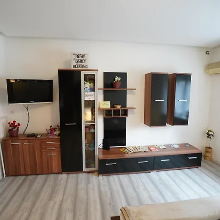 Modern 2br Near Park With Ac & Free Parking *