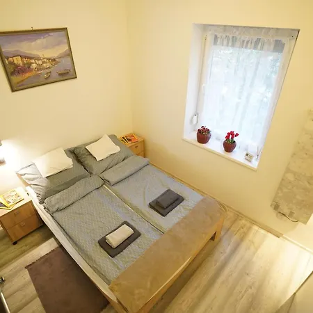 Modern 2br Near Park With Ac & Free Parking דירה *